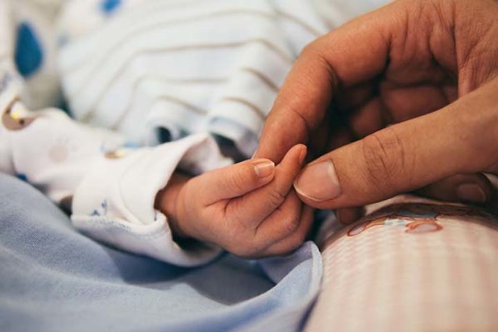 nyfødt baby hånd