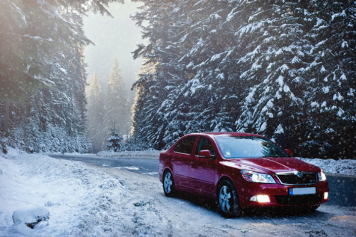 Fotografi av rød bil på vintervei