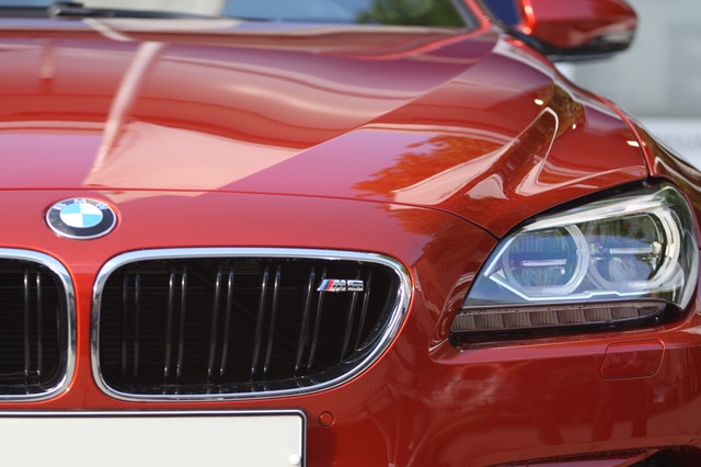 Nærbilde av en rød BMW